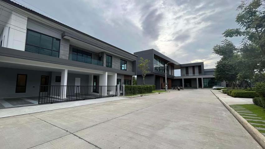 House with Shared Pool for rent in Bangnatrad